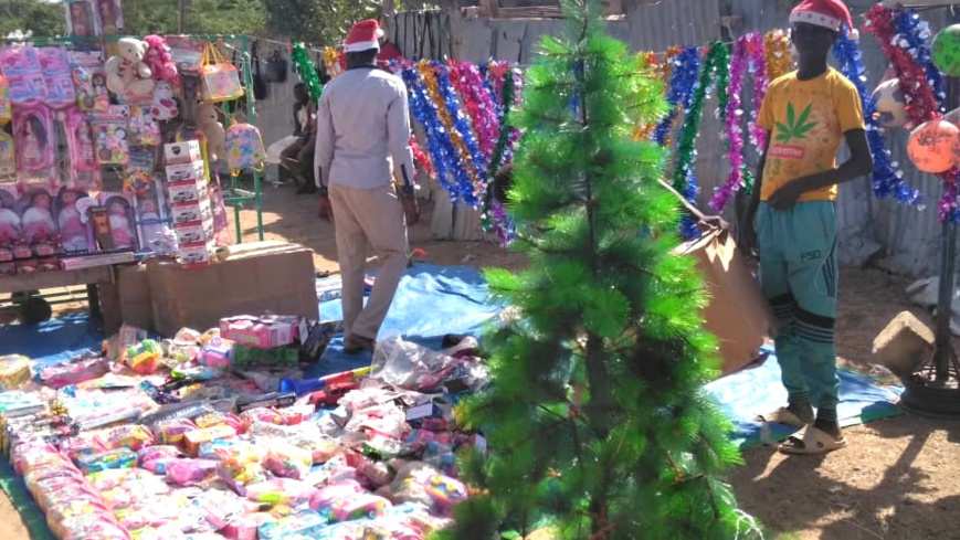 Des étals de jouets vendus à N'Djamena pour Noël. Illustration © Alwihda Info/M.M.T.