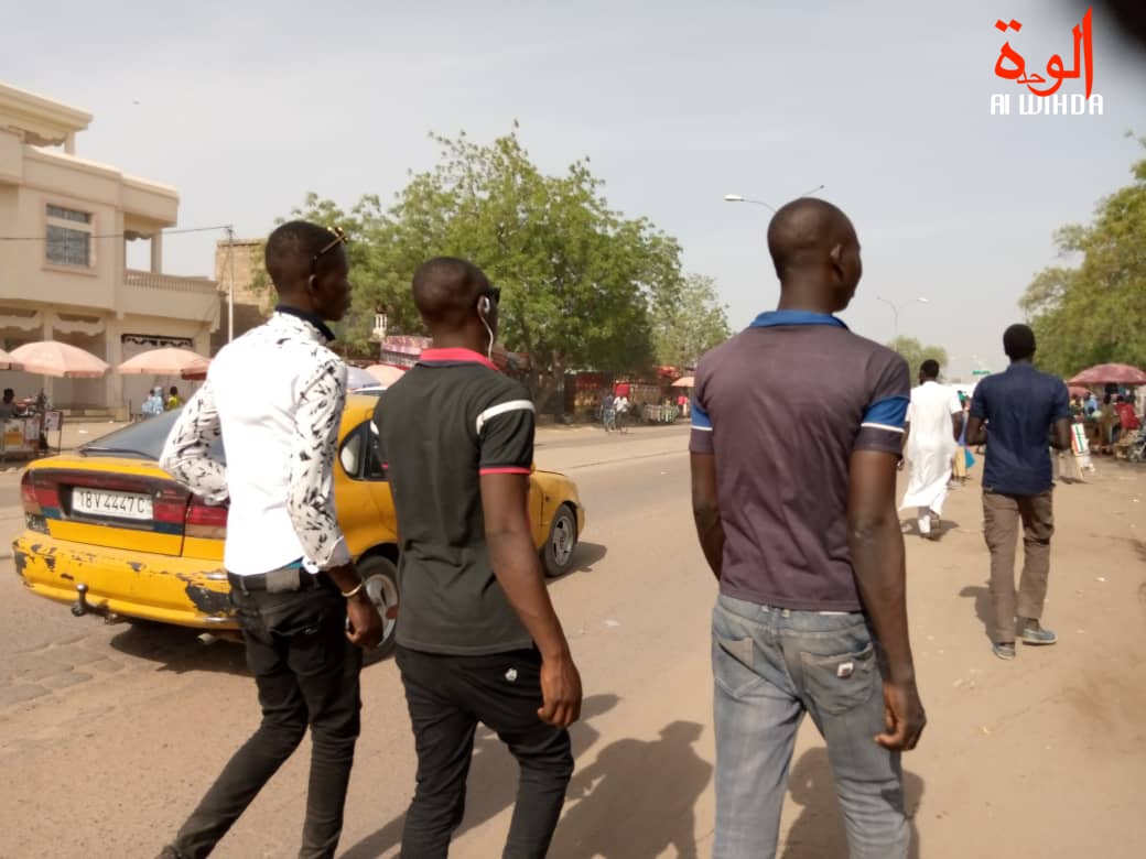 Des citoyens marchent dans la ville de N'Djamena. Illustration © Kelvin Djetoyo/Alwihda Info