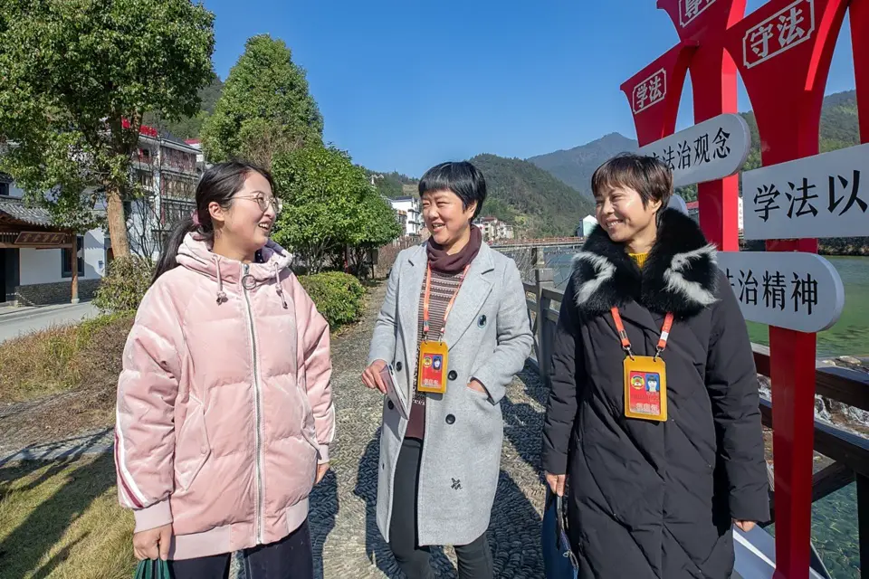 Photo taken on Dec. 22, 2020, shows members of the Chinese People’s Political Consultative Conference committee of Chun’an county, Hangzhou, east China’s Zhejiang province, talking with a local resident during a field visit to a park in Xiashan village, Chun’an county. (Photo by Mao Yongfeng/People’s Daily Online)