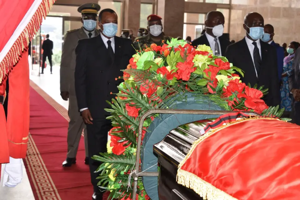 Recueillement de Sassou N'Guesso devant la dépouille de Fidèle Yala