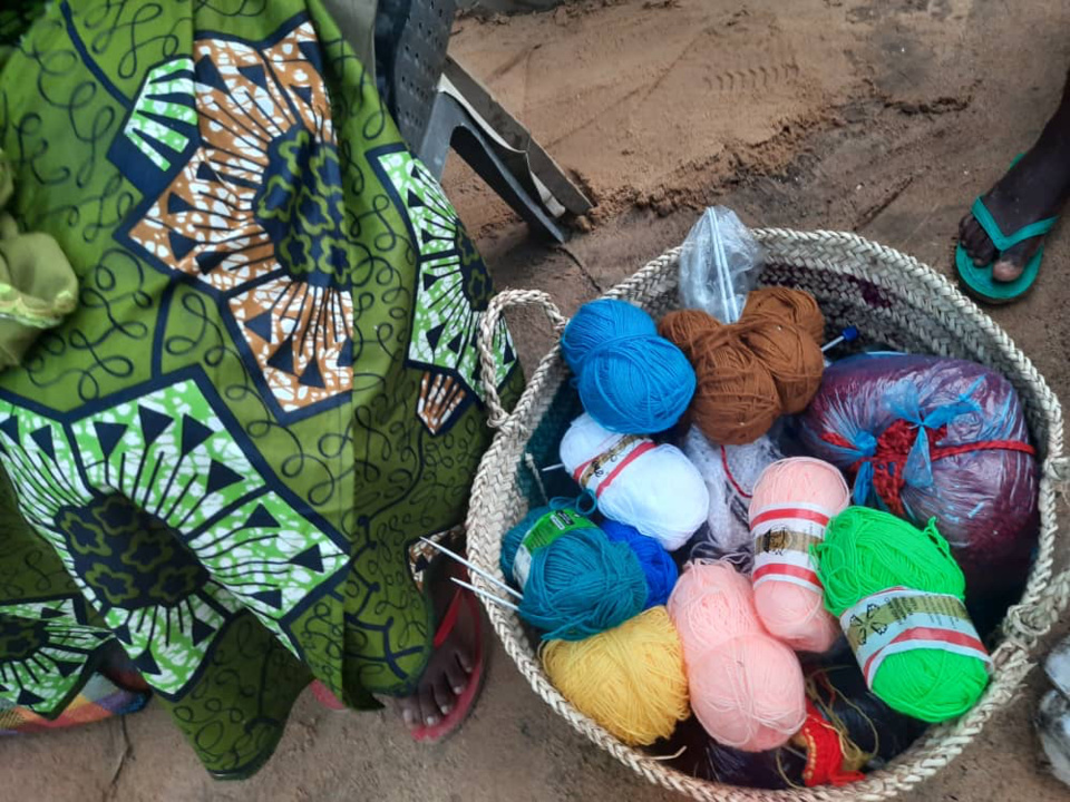 Tchad : Hawa, la soixantaine, transmet son savoir du tricot aux jeunes filles à Chagoua