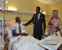 Le couple présidentiel rend visite à l'une des premières personnes prise en charge au sein du nouvel hôpital moderne de N'Djamena. Crédit photo : Présidence Tchad