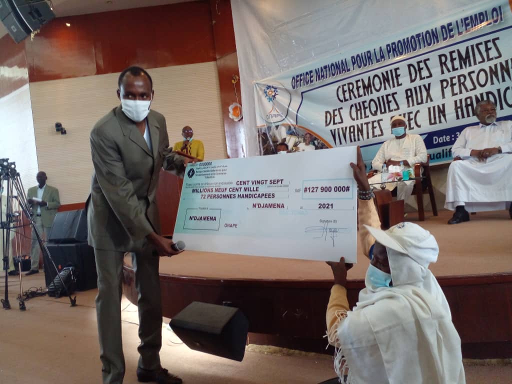 Tchad : ONAPE remet 127 millions de FCFA aux personnes handicapées