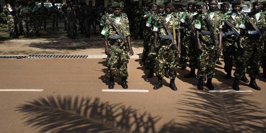 Des soldats de la FOMAC attendent leur passage en revue avant le défilé de la cérémonie de passation de pouvoir entre la FOMAC et la MISCA au camp M'Poko. | MICHAËL ZUMSTEIN / AGENCE VU' POUR "LE MONDE"