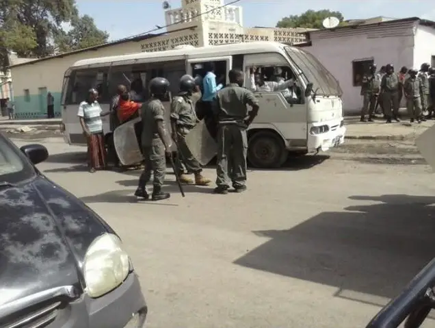 Photo des leaders de l'USN en train de se faire embarquer dans un bus par la police. Crédit : Djibouti MRD