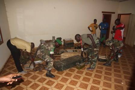 Les soldats de la MISCA saisissent des stocks d'armes au domicile d'un général de l'ex-Séléka. Bangui. © Diaspora Media