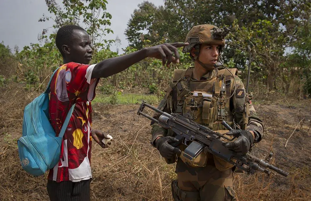 Un soldat français de l'opération Sangaris et un civil centrafricain. Sources : EMA  Droits : Ministère de la Défense