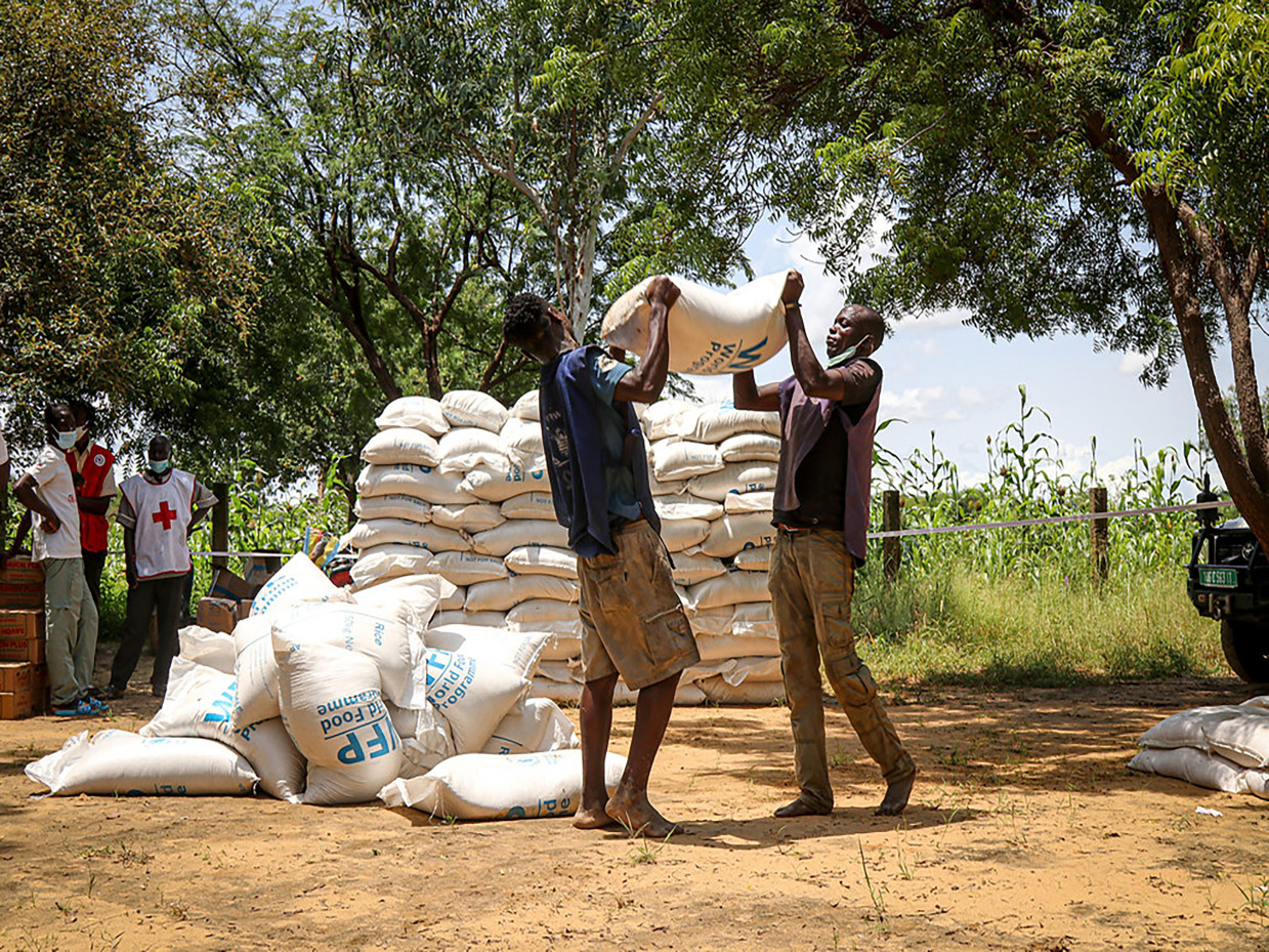 Septembre 2020, 9e Arrondissement de N'Djamena. Une séance de distribution de vivres aux sinistrés des inondations. Crédit photo : OCHA/Federica Gabellini