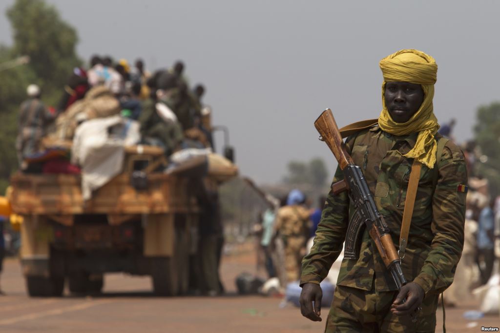 Un soldat tchadien de la MISCA, monte la garde lors du début d'un rapatriement par la route vers le Tchad, Bangui, le 22 janv. 2014.