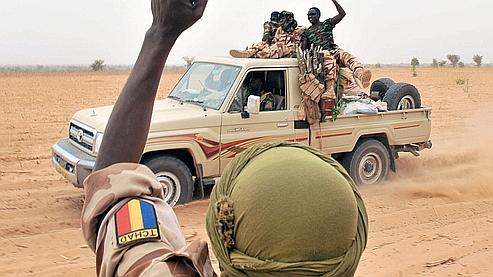 Des soldats tchadiens patrouillent samedi près de la localité d'Am-Dam. Crédits photo : AFP