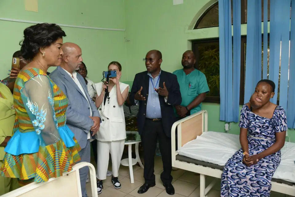 La présidente Georgette Okemba visitant Mme Charlotte à La clinique.