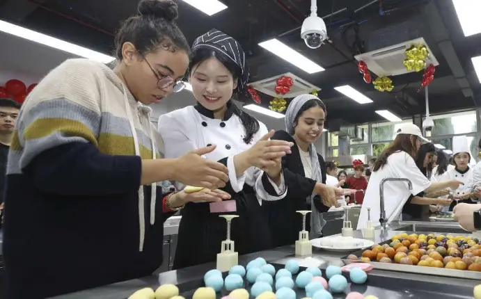 Chinese and foreign students make mooncakes in Huai'an, east China's Jiangsu province, Sept. 27, 2023. (Photo by Zhao Qirui/People's Daily Online)