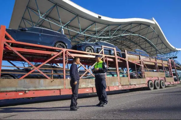 A border police officer inspects vehicles to be exported in Horgos, northwest China's Xinjiang Uygur autonomous region. (Photo by Zhou Hangsheng/People's Daily Online)