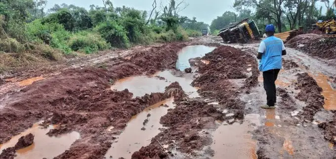 Un personnel de l'ONU en train de franchir l'axe Bossembele-Bossangoa. Image Ocha CAR