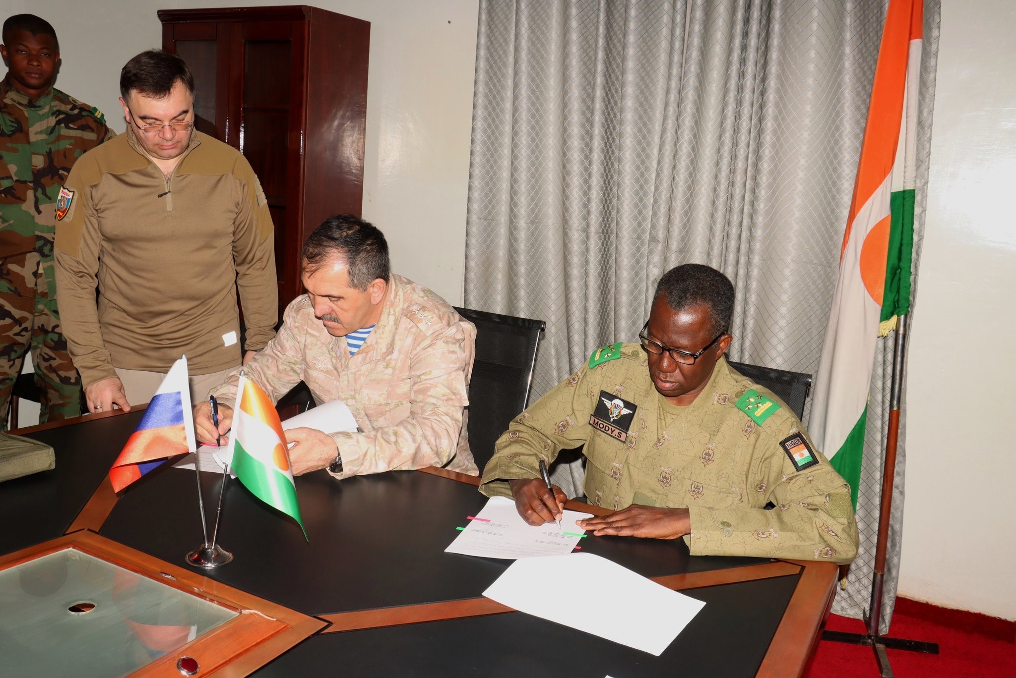 Signature d’un mémorandum d’entente entre le Niger et la fédération de Russie le 4 décembre 2023 à Niamey. Image : Actu Niger