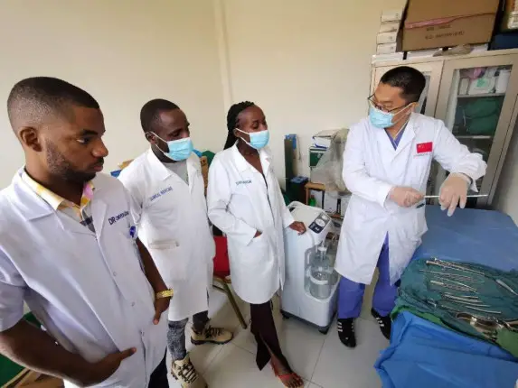 A Chinese doctor trains Rwandan obstetricians and gynecologists. (Photo provided by the 23rd batch of the Chinese medical team to Rwanda)