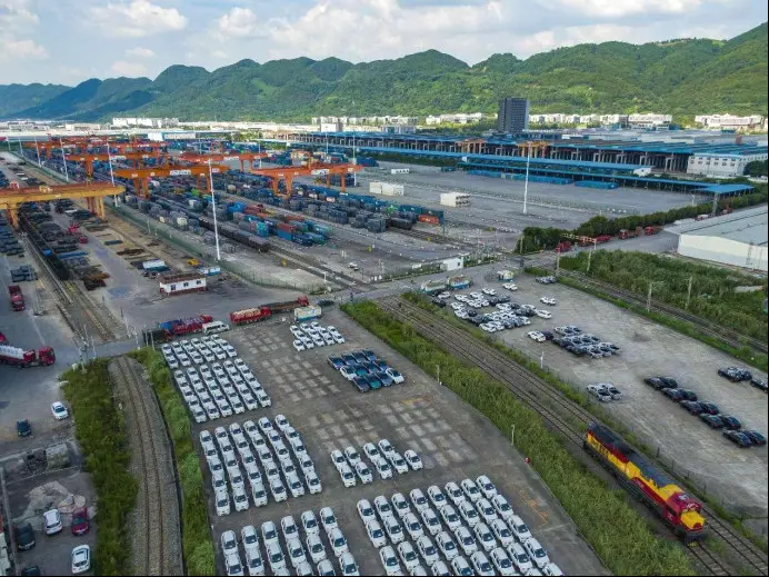Vehicles to be shipped are parked in an international logistics park in southwest China's Chongqing municipality. (Photo by Sun Kaifang/People's Daily Online)