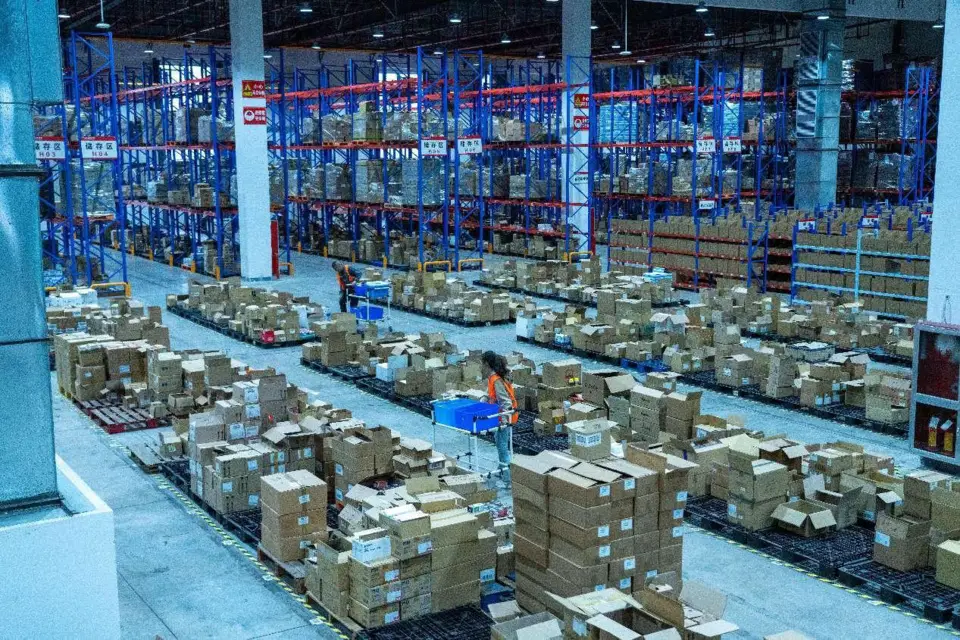 Workers are busy sorting parcels at a cross-border e-commerce warehouse in Jinyi Comprehensive Bonded Zone, located in Jinhua city, east China's Zhejiang Province, Nov. 10, 2023. (Photo by Yang Meiqing/People's Daily Online)