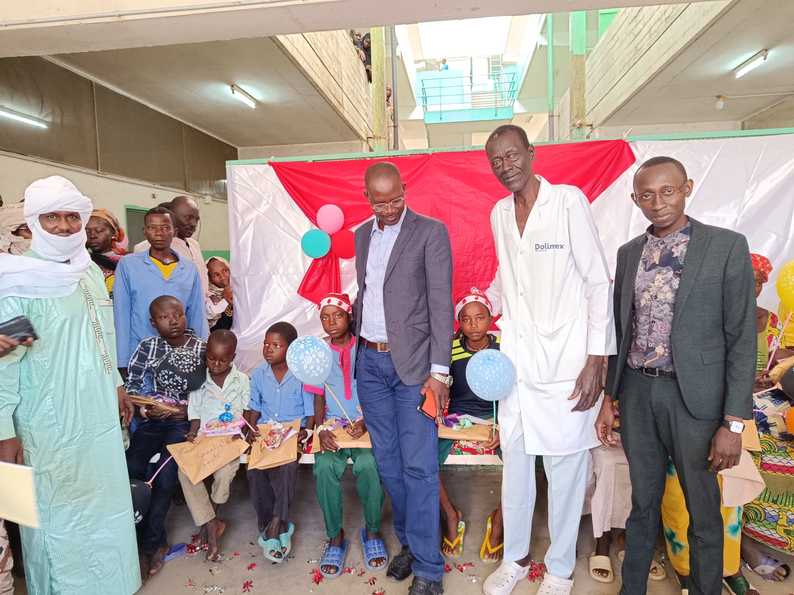 Tchad : les enfants hospitalisés de Sarh reçoivent des cadeaux de Noël du gouverneur