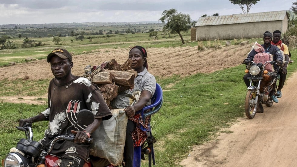 Les habitants transportent leurs affaires à moto vers Mangu, près de Jos dans l'État du Plateau au Nigeria, fuyant les troubles dans le centre du pays. Photo : AFP