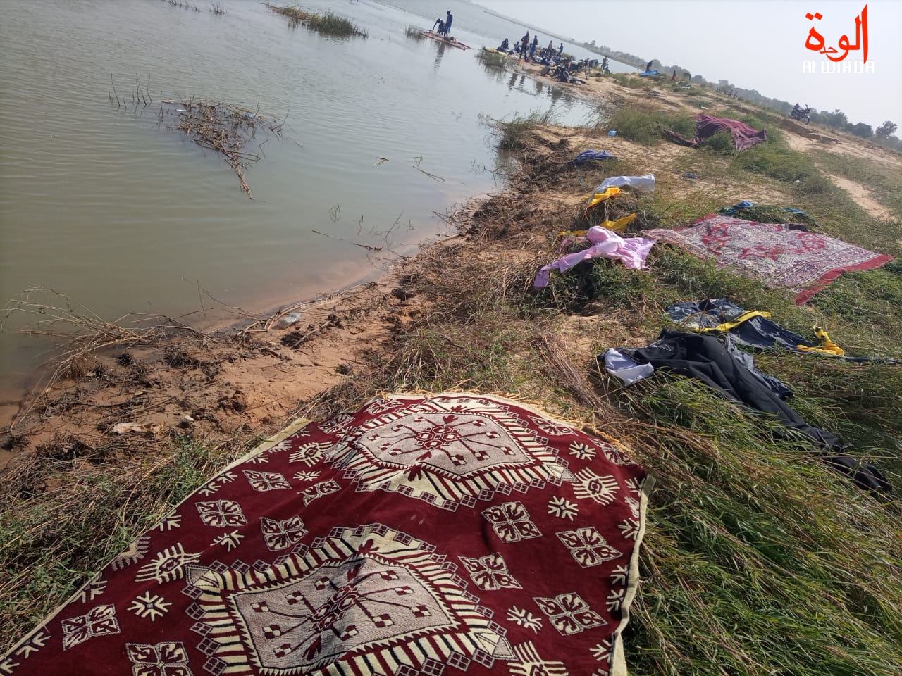 Des tapis étalés au bord du fleuve Chari à N'Djamena. © Alwihda Info