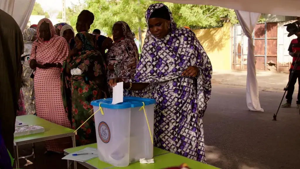 Une femme âgée votant le 06 mai 2024 au Tchad. Photo : BBC.