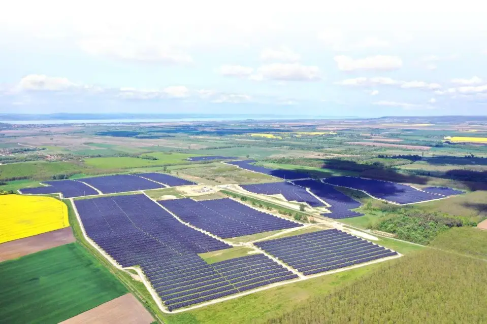 Photo shows a 80MW solar farm in Buzsak, Hungary, invested by a Hungarian enterprise and built by China National Machinery Import & Export Corporation. The project was put into use in 2022. (Photo by Zoltán Pletser)