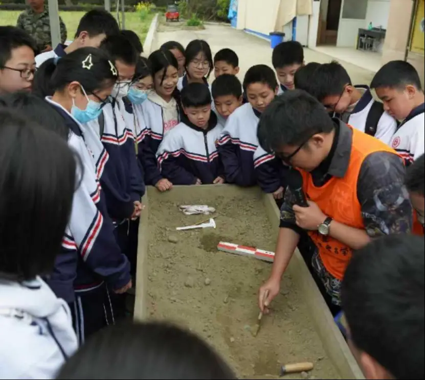 Students experience simulated archaeological excavation at the archaeological exploration base in Sanxing village, Guanghan, southwest China's Sichuan province. (Photo from the official website of the archaeological exploration base in Sanxing village)