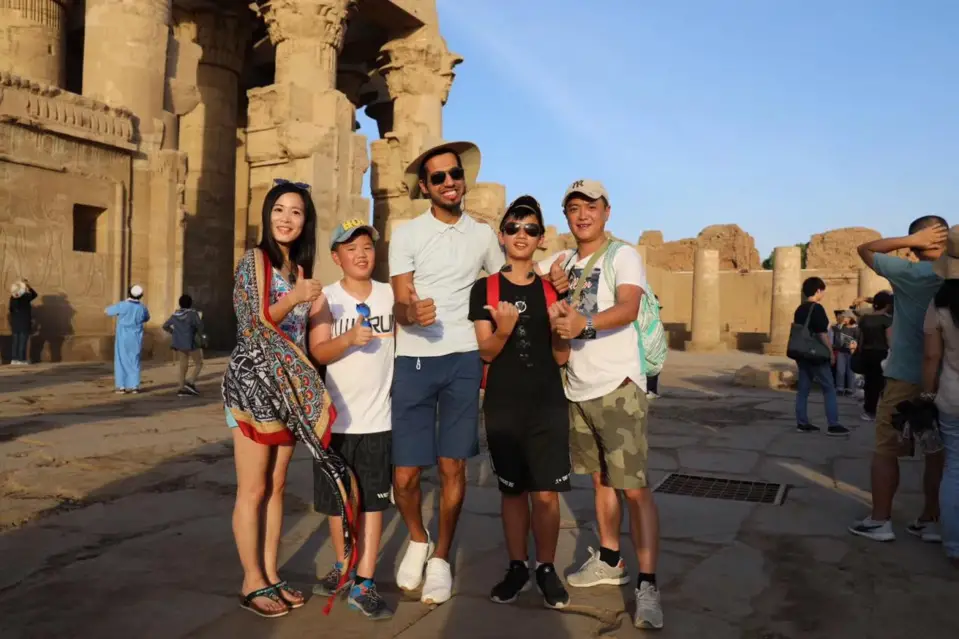 Chinese tourists pose for a picture with an Egyptian tour guide in front of the Luxor Temple, Egypt. (Photo provided by Abbas El-Said)