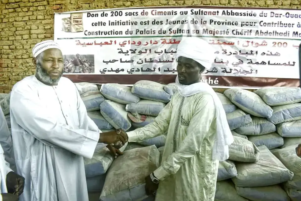 Tchad : les jeunes de la province du Ouaddaï offrent 200 sacs de ciment au sultanat