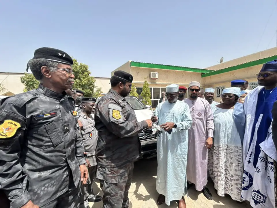 Le Japon renforce la sécurité au Tchad avec un don de cinq véhicules à la police nationale