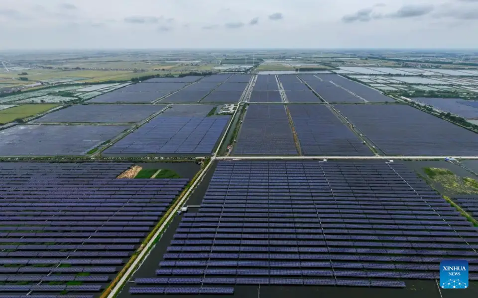 An aerial drone photo taken on May 21, 2024 shows a photovoltaic power project in Yangzhou, east China's Jiangsu Province. In recent years, the city of Yangzhou has been boosting the construction of clean energy projects to promote the green development. (Xinhua/Li Bo)
