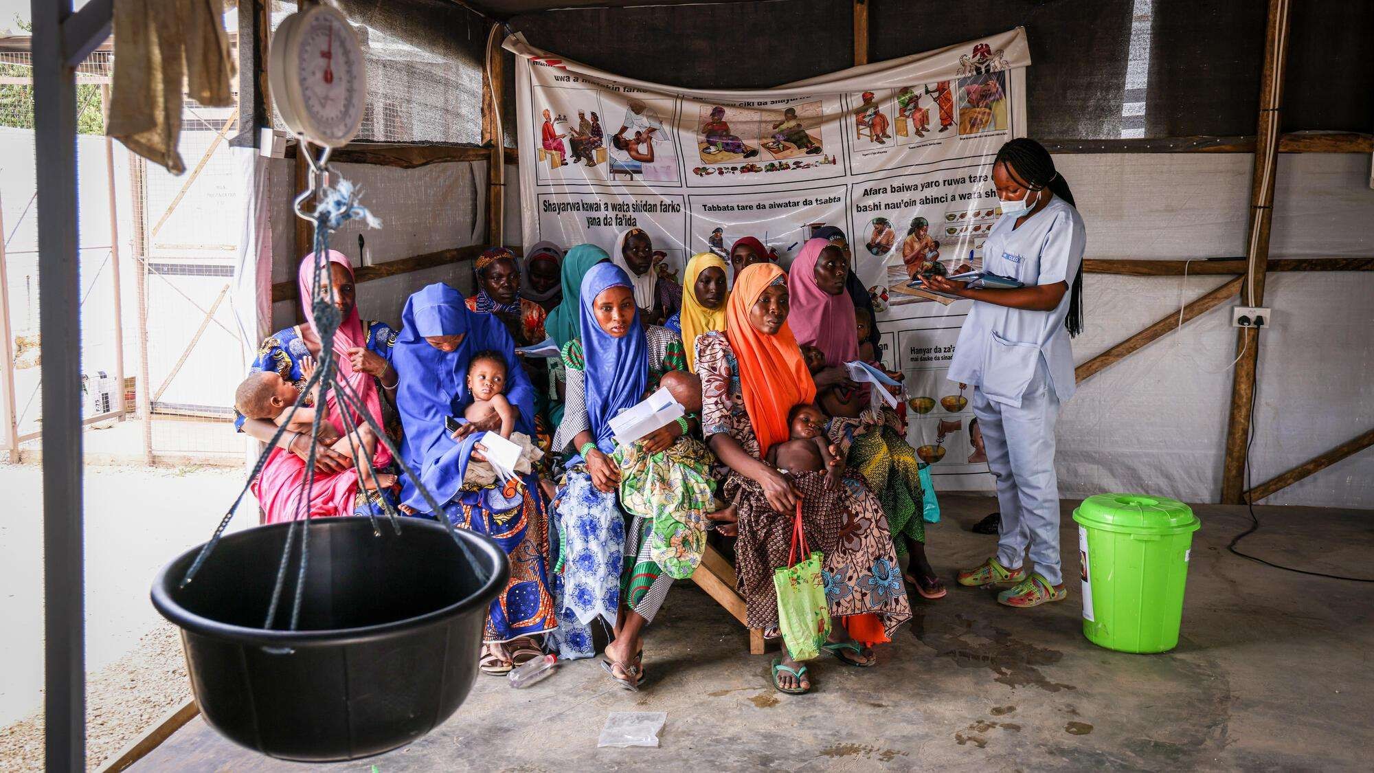 Un agent de MSF auprès des mères et des enfants. Photo : surgir.tv