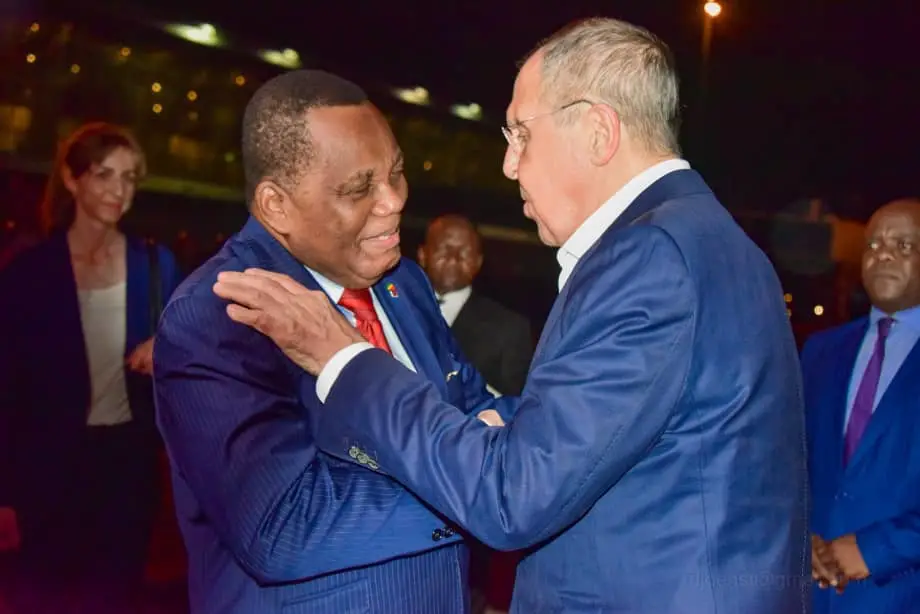 Serguei Lavrov accueilli à l'aéroport d'Ollombo par Jean Claude Gakosso