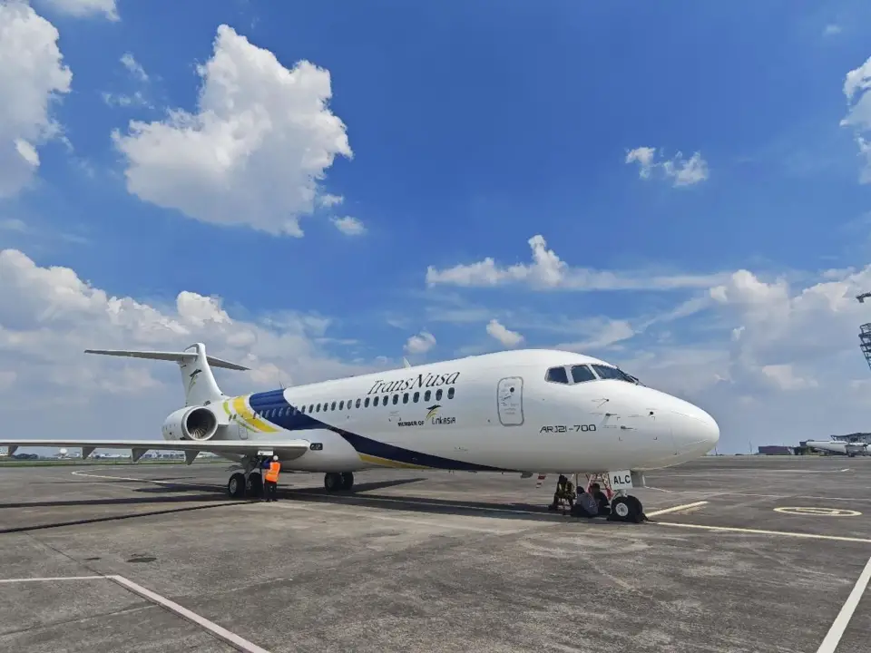 The third domestically-made jet ARJ21 delivered by China Aircraft Leasing Group to Indonesia's TransNusa arrives in Jakarta on the evening of May 31. This is the first cross-border transaction for a domestic aircraft settled in Chinese yuan. (Photo by Da Peng)