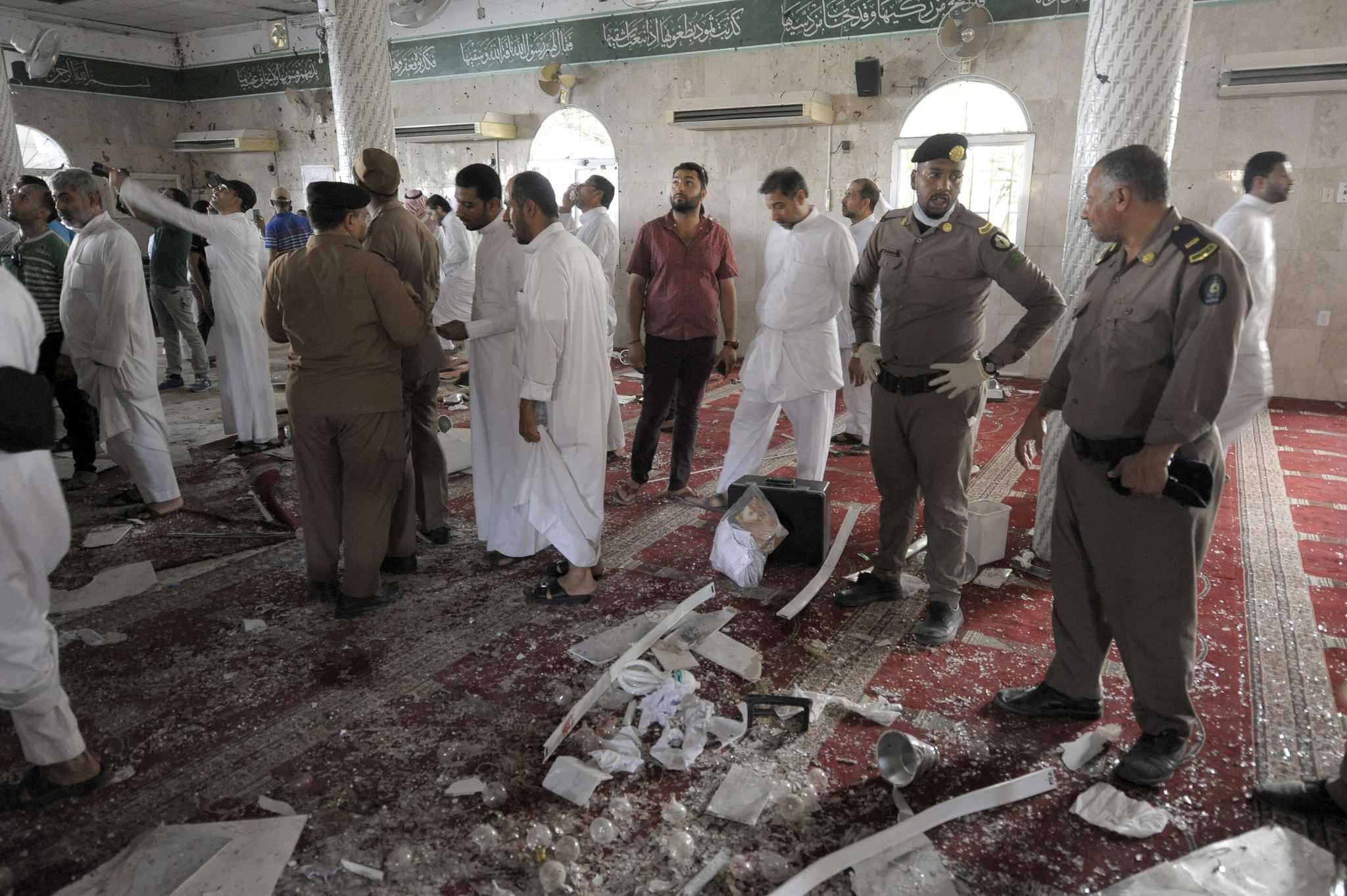 Le 22 mai 2015 sur le lieu de l'attentat DANS une mosquée à Qatif; AFP PHOTO / STR - AFP