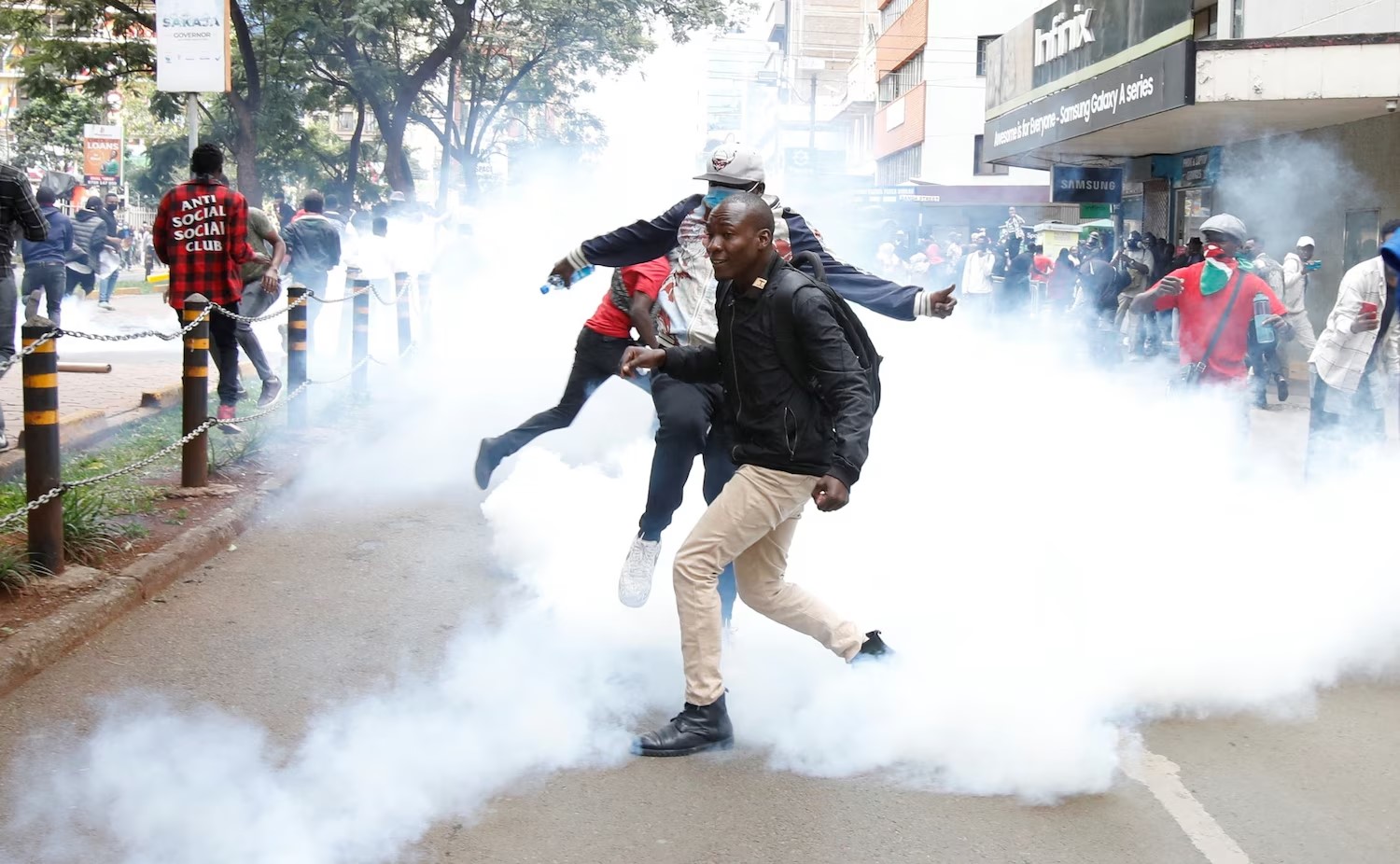 Les manifestants réagissent après que la police a utilisé des gaz lacrymogènes pour les disperser, à Nairobi le 20 juin 2024. Photo : Monicah Mwangi/Reuters