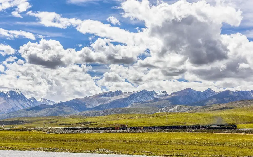 Photo shows the beautiful scenery along the Qinghai-Xizang Railway. (Photo by Peng Huan/People's Daily Online)