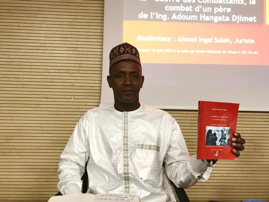 Tchad : Adoum Hangata Djimet dédicace son livre « La guerre des combattants, le combat d’un père »