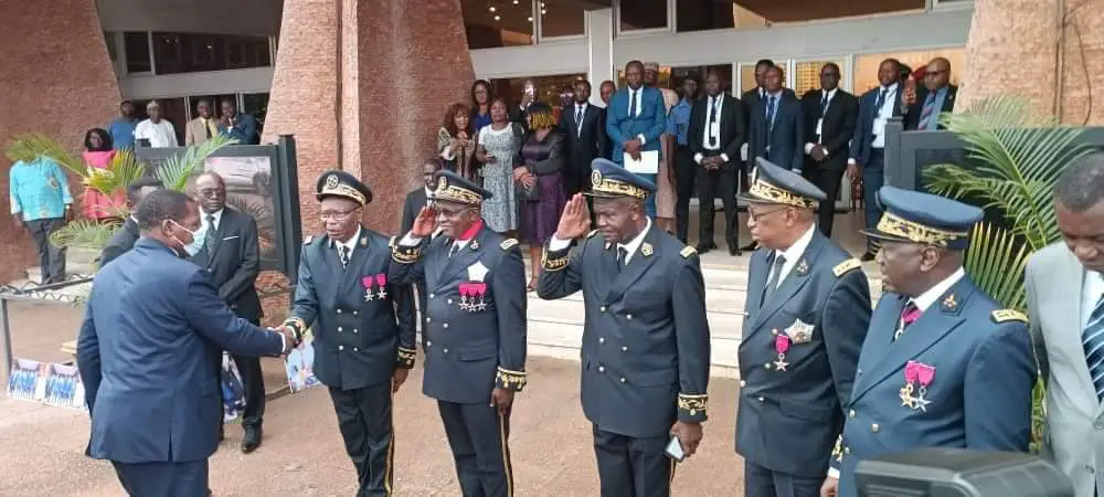 Cameroun : Décorations honorifiques pour les gouverneurs des régions septentrionales et des régions anglophones