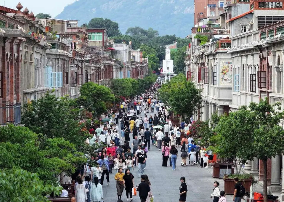 Tourists visit Zhongshan Road in Quanzhou, southeast China's Fujian province. (Photo by Zhang Jiuqiang/People's Daily Online)