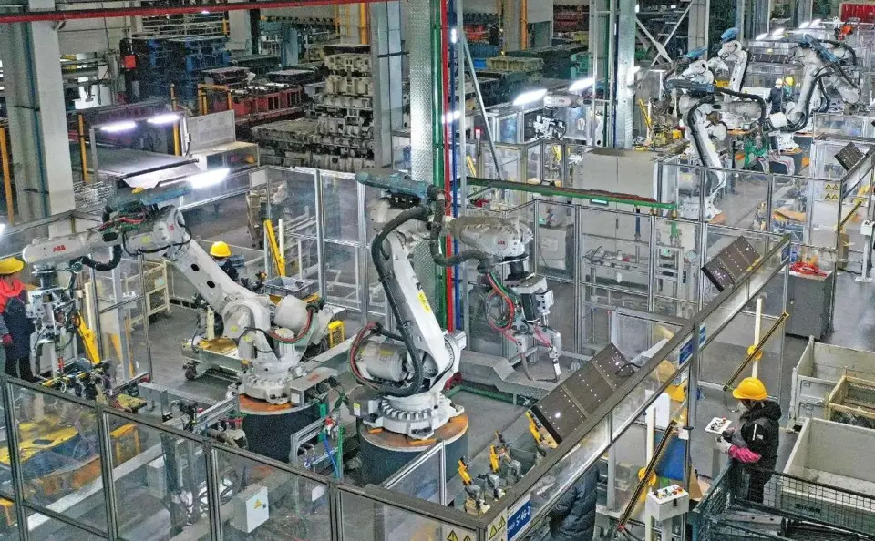 An intelligent production line of a tech company based in southwest China's Chongqing municipality runs at full capacity to manufacturer auto parts in a digital workshop. (Photo by Li Hui/People's Daily Online)