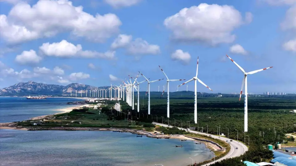 Photo taken on July 15 shows wind turbines spinning in the wind in Rongcheng city, east China's Shandong province. (Photo by Yang Zhili/People's Daily Online)