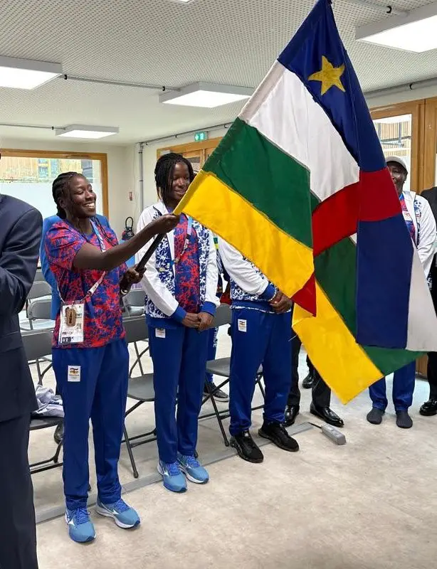 Jeux Olympiques : Visite du Président de la RCA au Village Olympique et remise du drapeau à la judokate Nadia Guimendego, vice-championne d'Afrique