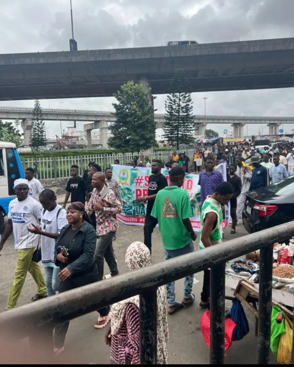 Des Nigérians protestent contre la manifestation prévue. Photo : Vangaurdngr.com