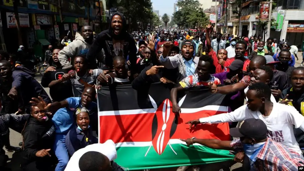 Des manifestants brandissent un drapeau kenyan lors d’une manifestation à Nairobi, au Kenya, le 23 juillet 2024. Photo : voanews.com