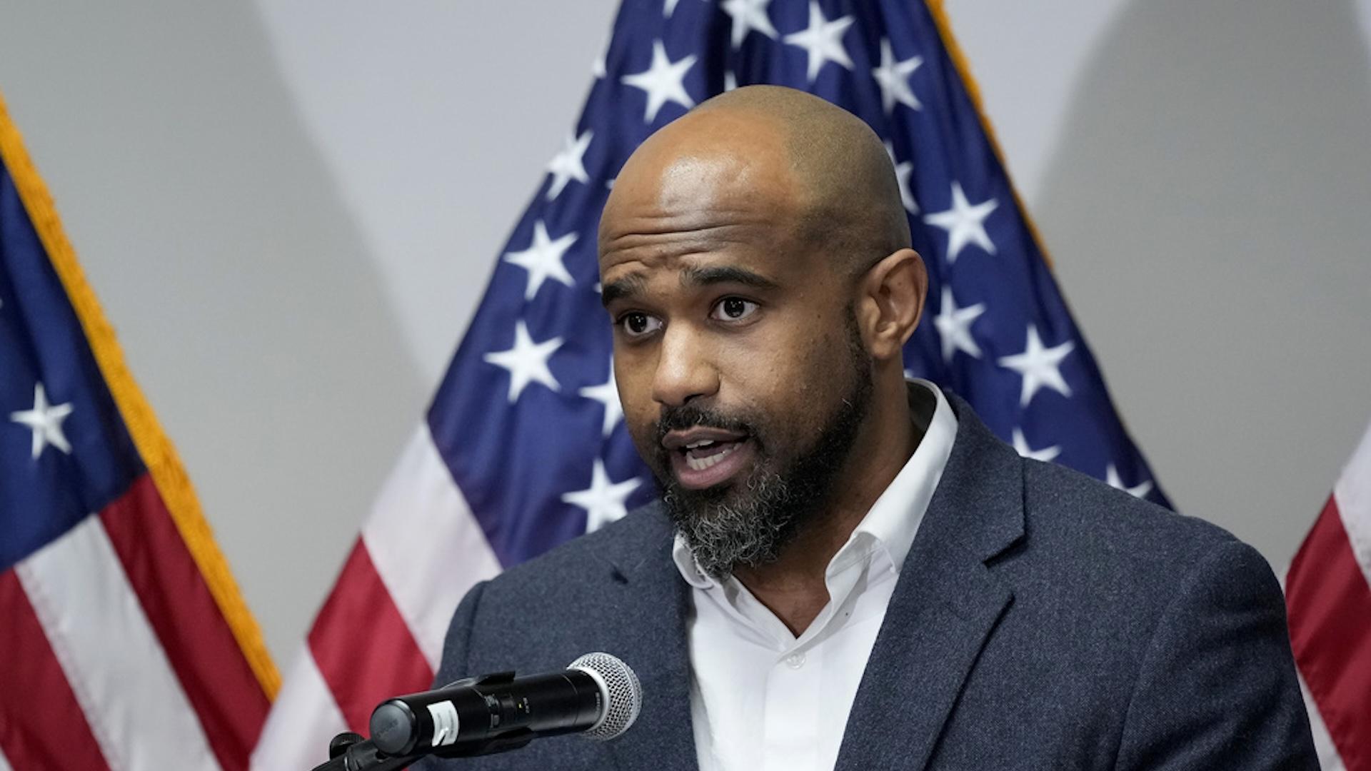 Michael Tyler, directeur de la communications de la campagne Biden-Harris, parle de la collecte de fonds pour la campagne et des questions clés, comme l’avortement et les manifestations contre la guerre à Gaza. Photo : Nouvelles Scripps.