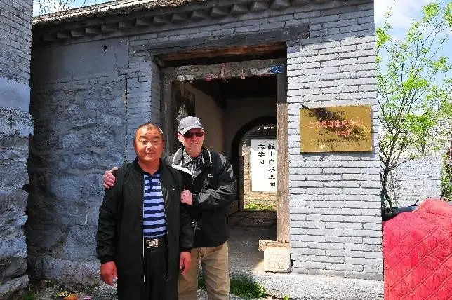 Stephen Chappell（right）poses with a museum caretaker on April 24, 2018 in Huangshikou township of Baoding city, North China's Hebei Province, which is the location where Dr Norman Bethune died on November 12, 1939. (Photos provided by Stephen Chappell)