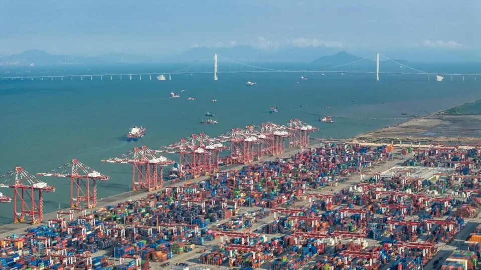 Photo shows a busy scene of a container terminal of Nansha Port, Guangzhou, south China's Guangdong province. (Photo by Chen Zhiqiang/People's Daily Online)