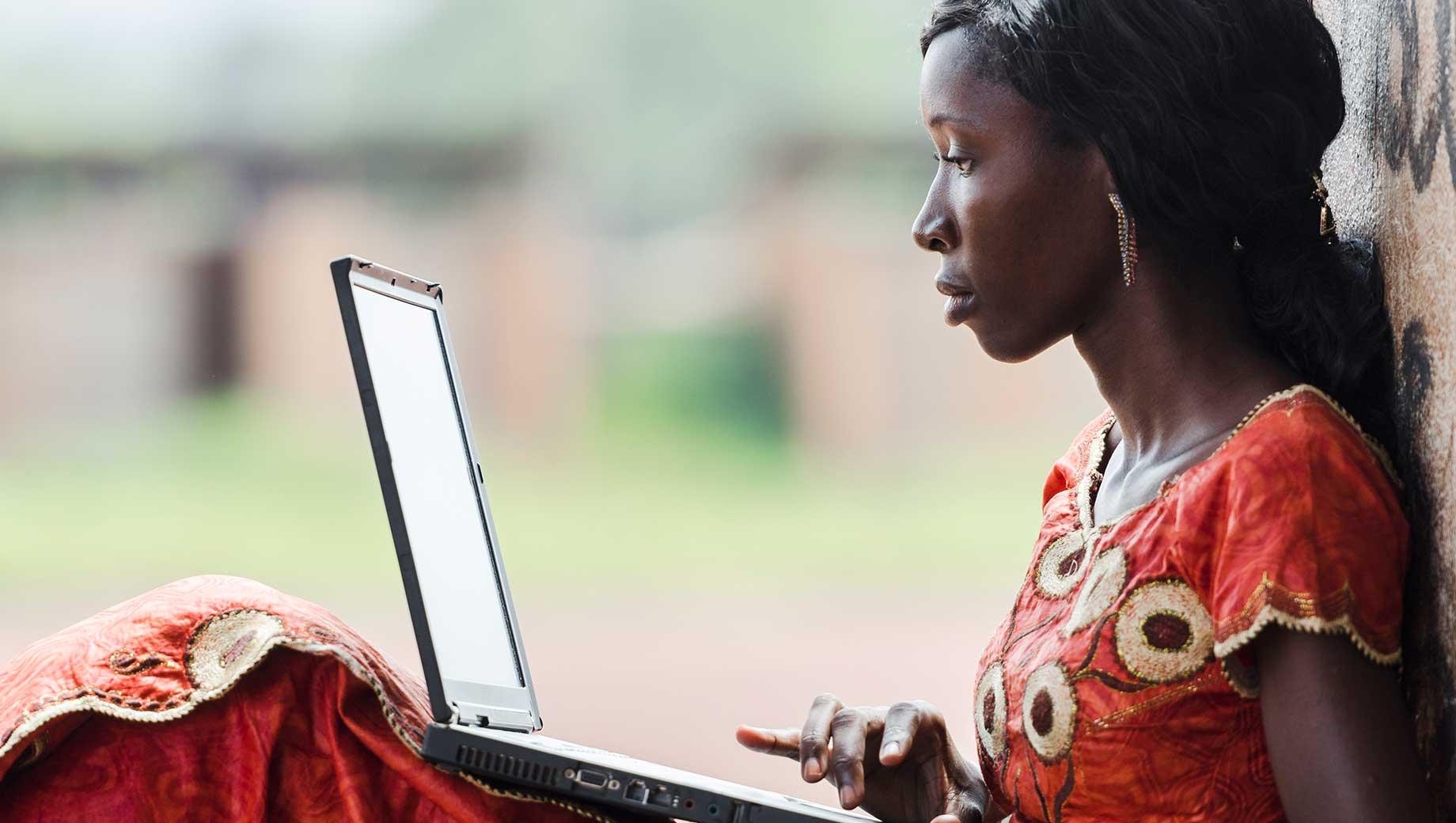 Femme africaine utilisant un ordinateur portable. Photo: news.gallup.com